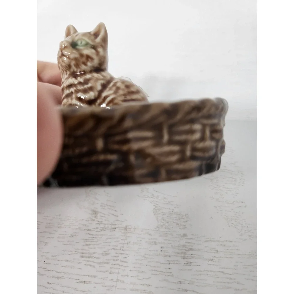 Vintage Wade Pottery England Green Eye Tabby Cat In A Basket Ceramic Figurine